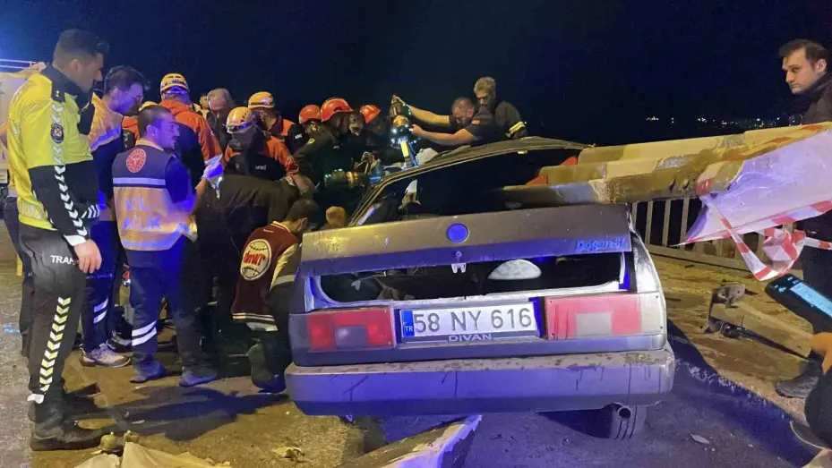 Sivas’ta feci kaza: Tofaş bariyere ok gibi saplandı, sürücüsü yaralandı