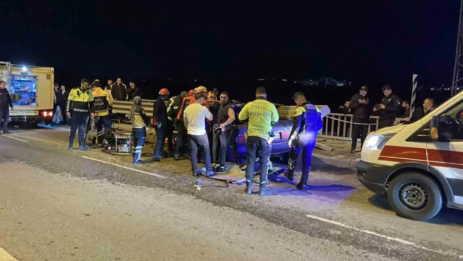 Sivas’ta feci kaza: Tofaş bariyere ok gibi saplandı, sürücüsü yaralandı