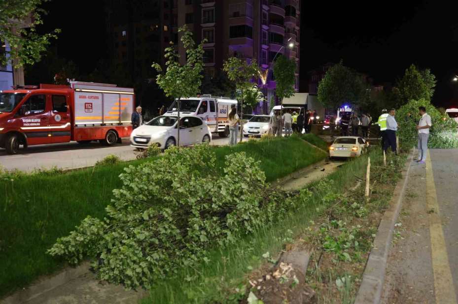 Önündeki araca çarpan otomobil su kanalındaki köprüye saplandı: 2 yaralı