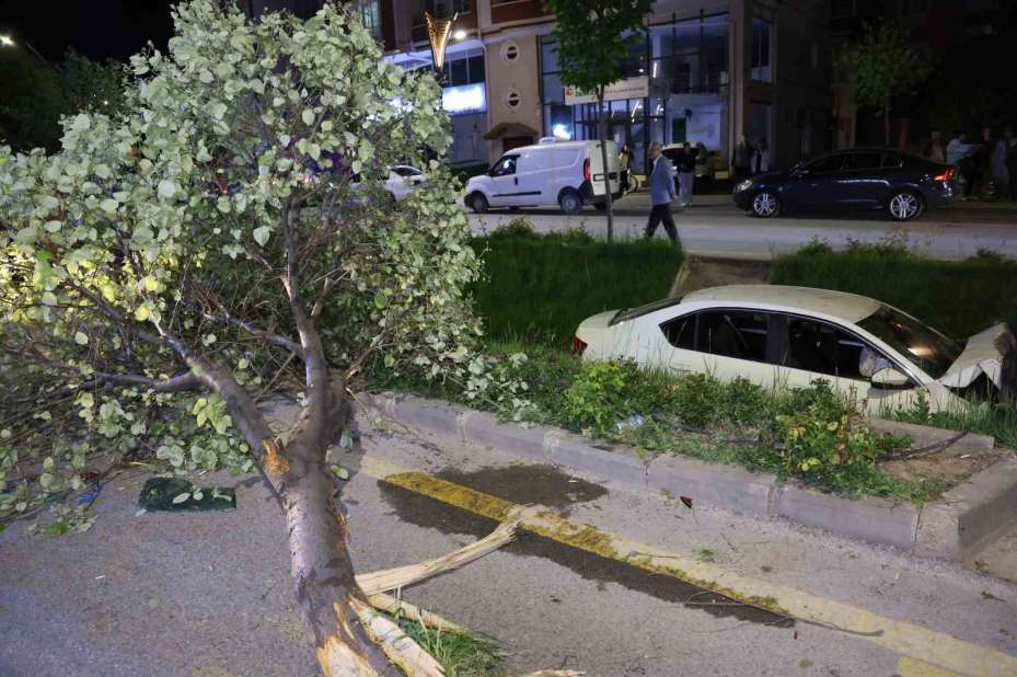 Önündeki araca çarpan otomobil su kanalındaki köprüye saplandı: 2 yaralı