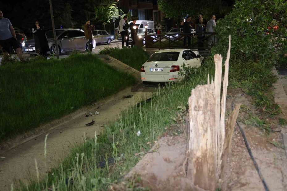 Önündeki araca çarpan otomobil su kanalındaki köprüye saplandı: 2 yaralı