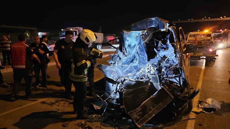 Ticari araç tıra arkadan çarptı: 1 ağır yaralı