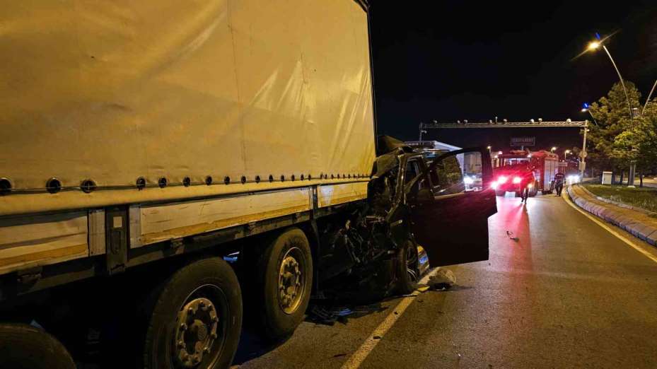 Ticari araç tıra arkadan çarptı: 1 ağır yaralı