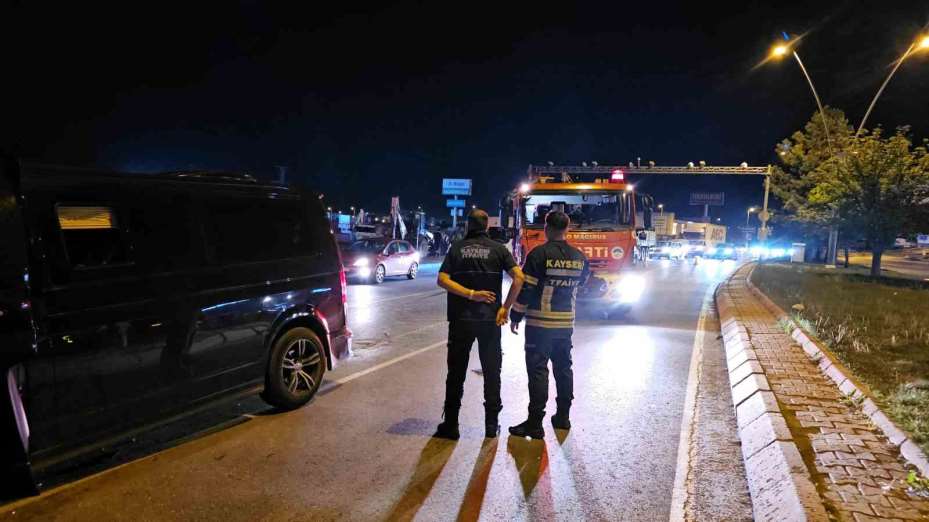 Ticari araç tıra arkadan çarptı: 1 ağır yaralı