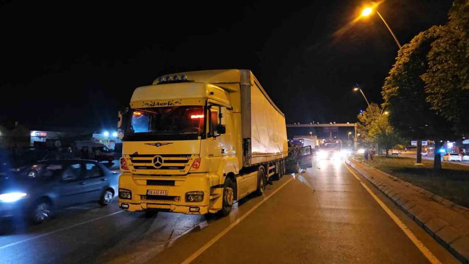 Ticari araç tıra arkadan çarptı: 1 ağır yaralı