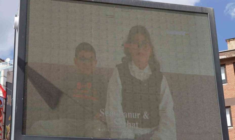 Kadın personele Anneler Günü sürprizi: Çocuklarını dev ekranda görünce gözyaşlarını tutamadılar