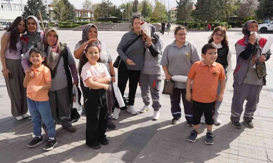Kadın personele Anneler Günü sürprizi: Çocuklarını dev ekranda görünce gözyaşlarını tutamadılar