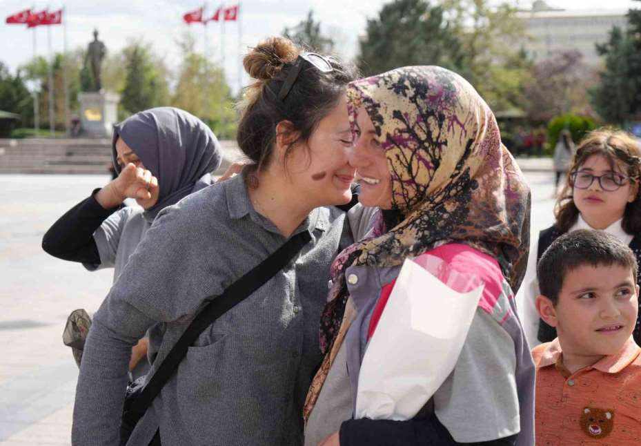 Kadın personele Anneler Günü sürprizi: Çocuklarını dev ekranda görünce gözyaşlarını tutamadılar