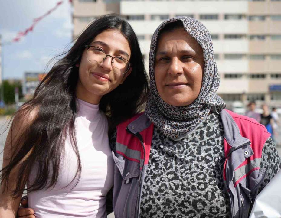 Kadın personele Anneler Günü sürprizi: Çocuklarını dev ekranda görünce gözyaşlarını tutamadılar