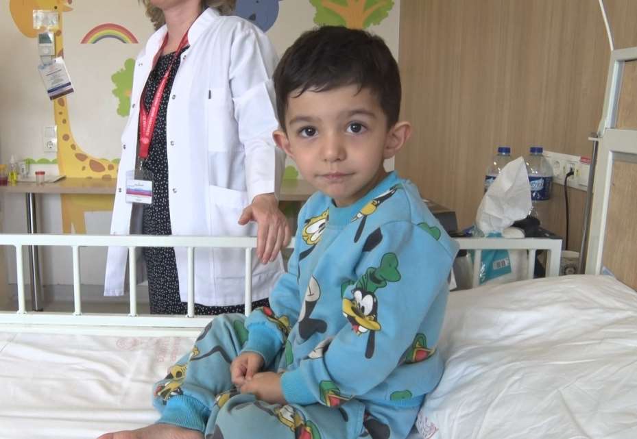 3 yaşındaki çocuğun bağırsağından 7 tane mıknatıs çıktı