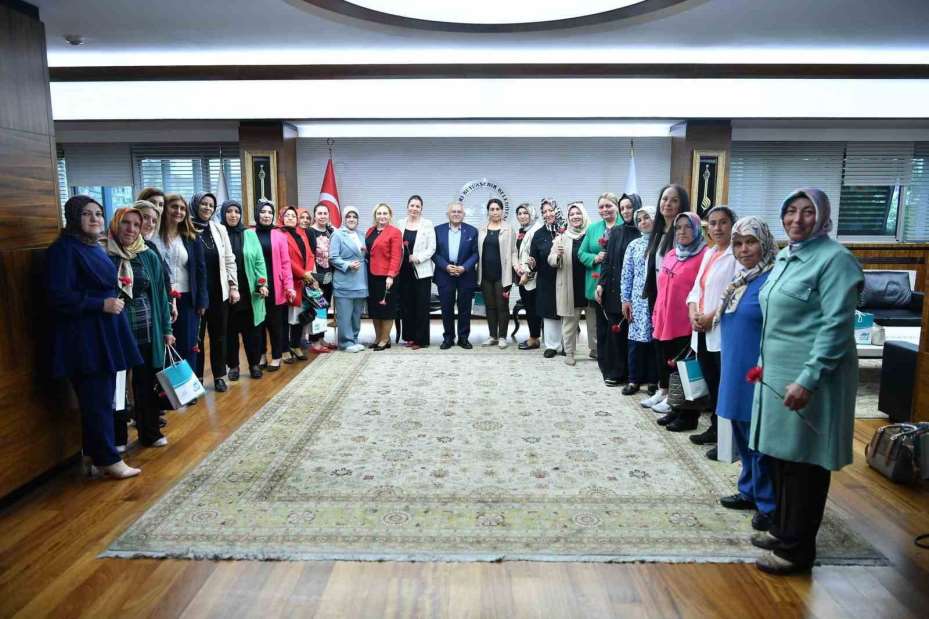 Başkan Büyükkılıç, kadın muhtarların Anneler Gününü kutladı