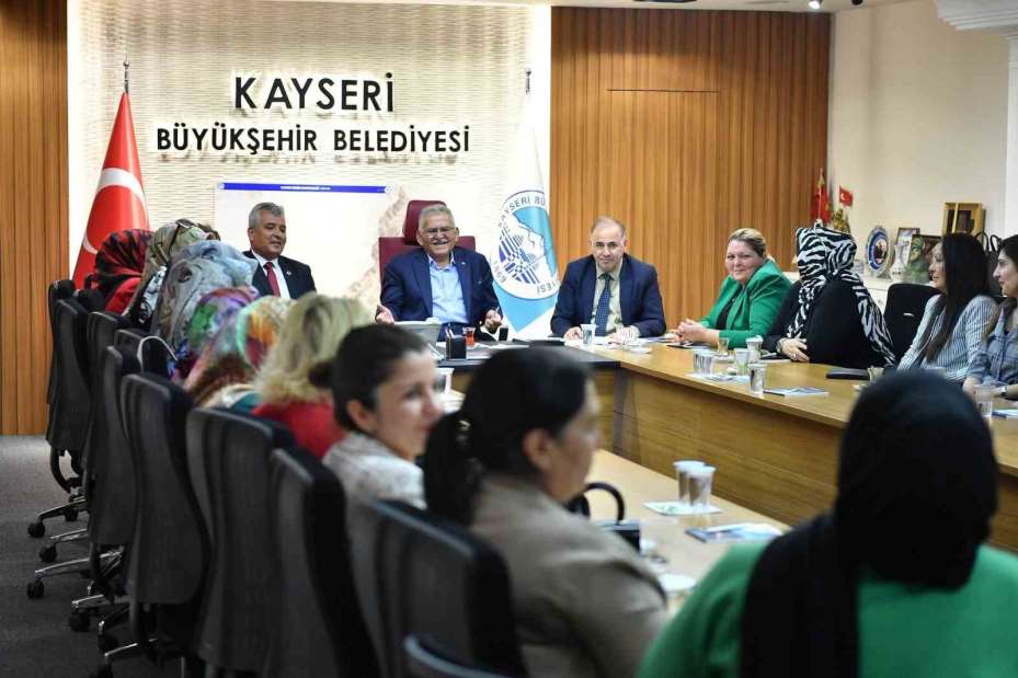 Başkan Büyükkılıç, kadın muhtarların Anneler Gününü kutladı