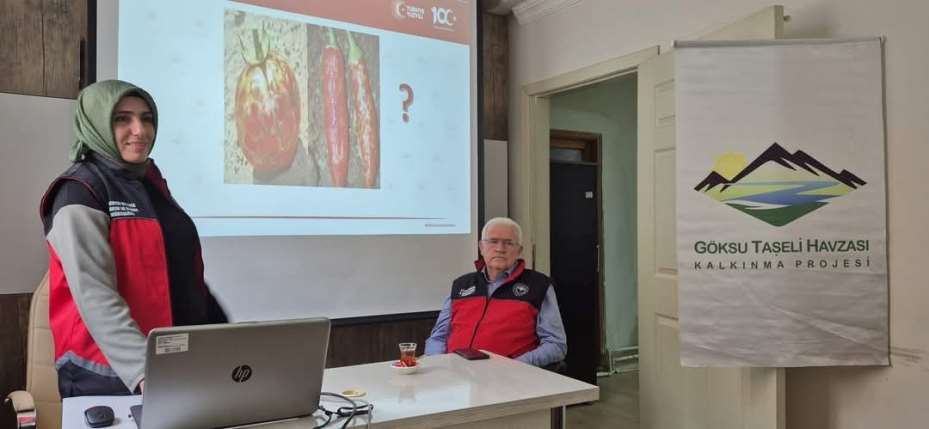 Çiftçilere örtü altı yetiştiricilik, hastalık-zararlılar ve mücadele konusunda bilgilendirme
