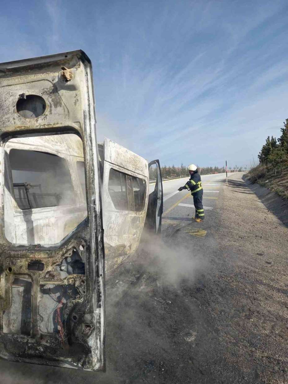Yangın çıkan minibüs tamamen yanarak kullanılmaz hale geldi