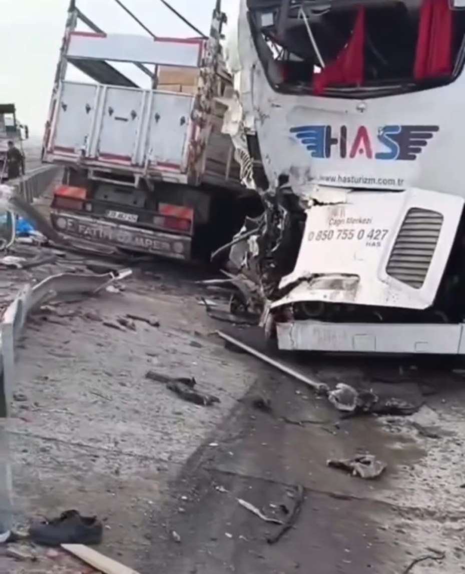 Ankara’da kamyon ile yolcu otobüsü çarpıştı: 1 ölü, 5 yaralı