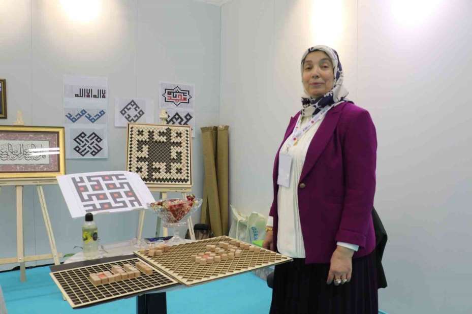 Kağıt üzerine yaptığı Kufi sanatını ahşap küplere döktü