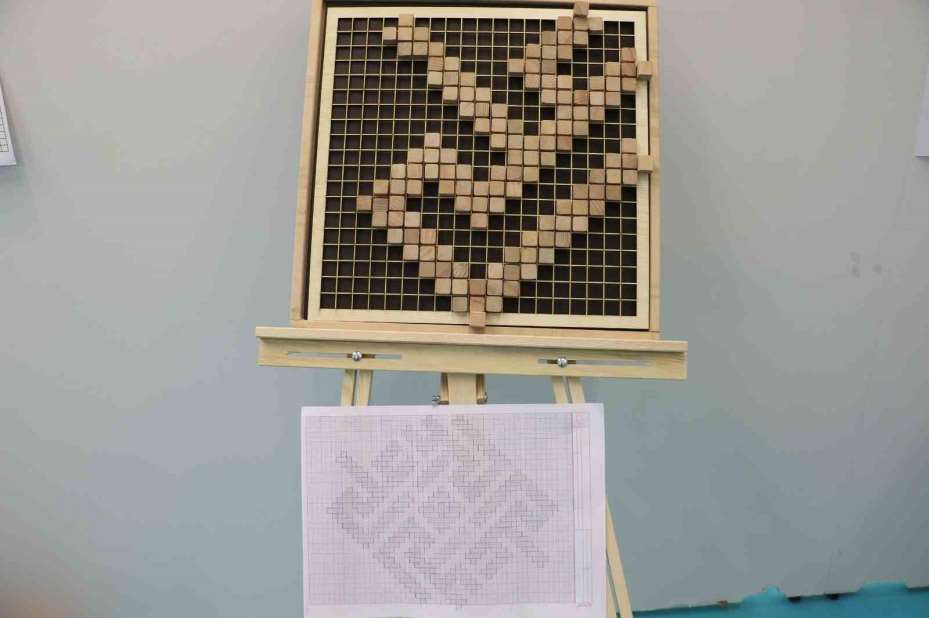 Kağıt üzerine yaptığı Kufi sanatını ahşap küplere döktü
