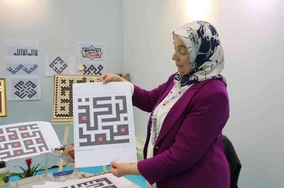 Kağıt üzerine yaptığı Kufi sanatını ahşap küplere döktü