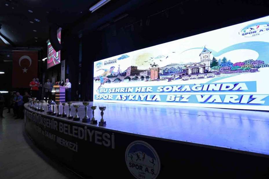 Genç sporcular ödüllendirildi