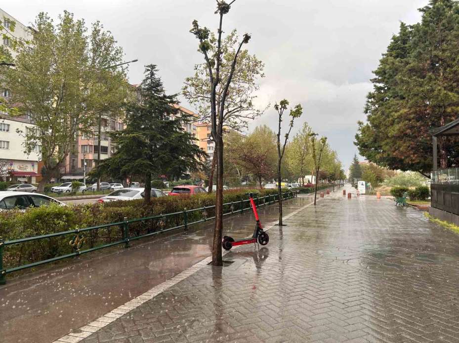 Vatandaşlar ıslanmamak için kapalı alanların girişlerine sığındı