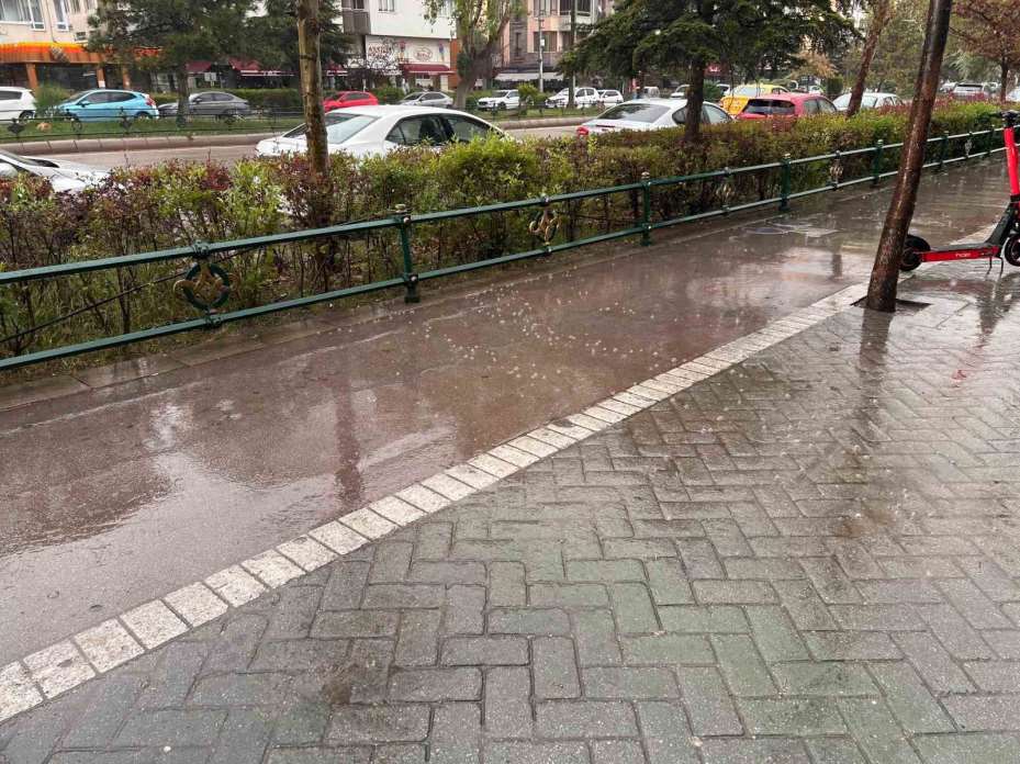 Vatandaşlar ıslanmamak için kapalı alanların girişlerine sığındı