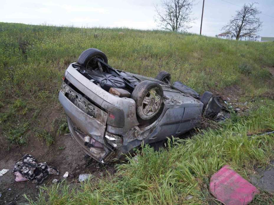 Yağmurun etkisiyle kayganlaşan yolda otomobil takla attı: 4 yaralı
