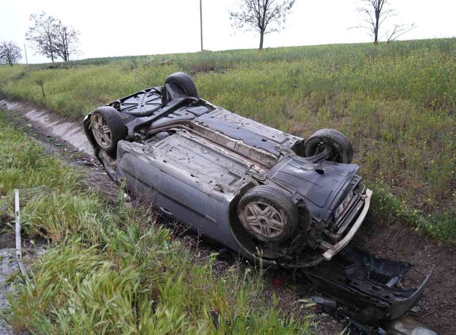 Yağmurun etkisiyle kayganlaşan yolda otomobil takla attı: 4 yaralı