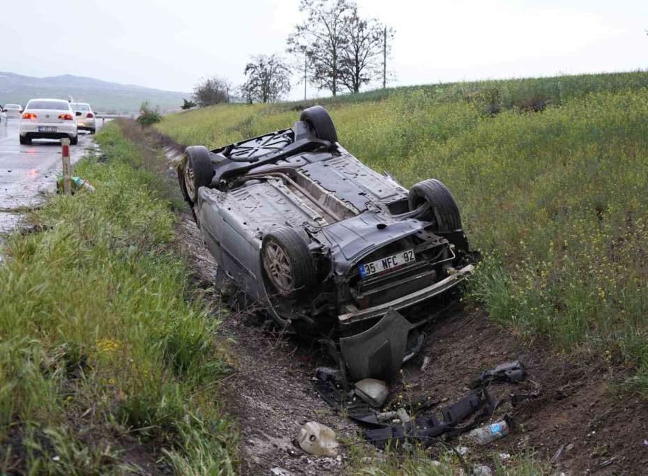 Yağmurun etkisiyle kayganlaşan yolda otomobil takla attı: 4 yaralı