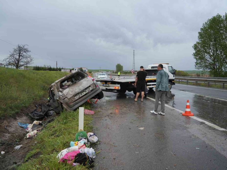 Yağmurun etkisiyle kayganlaşan yolda otomobil takla attı: 4 yaralı