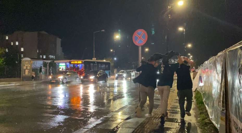 Sivas’ta şimşekler geceyi aydınlattı