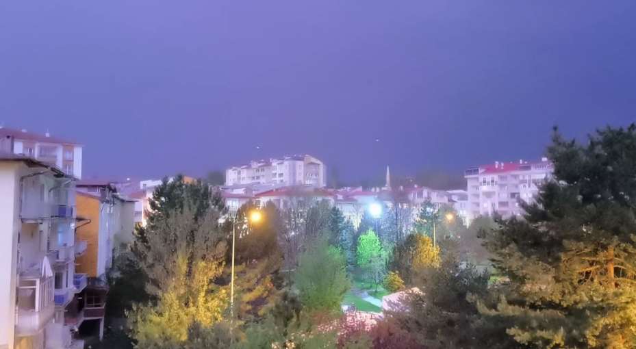 Sivas’ta şimşekler geceyi aydınlattı