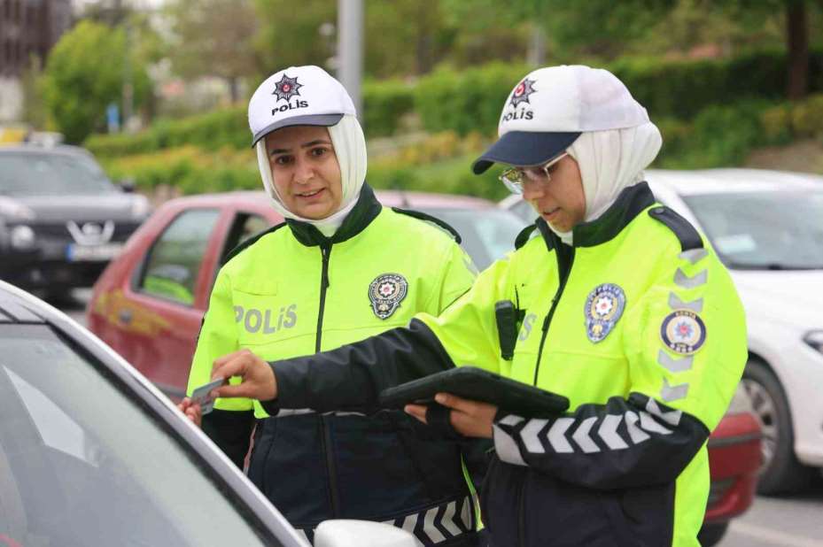 Polis anneler en özel günlerinde de aşkla görev başında