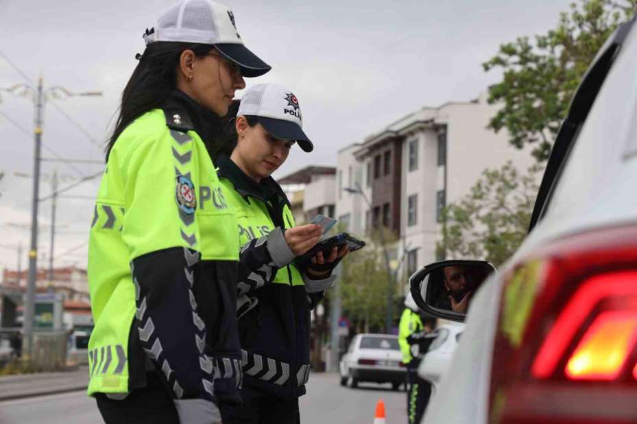 Polis anneler en özel günlerinde de aşkla görev başında