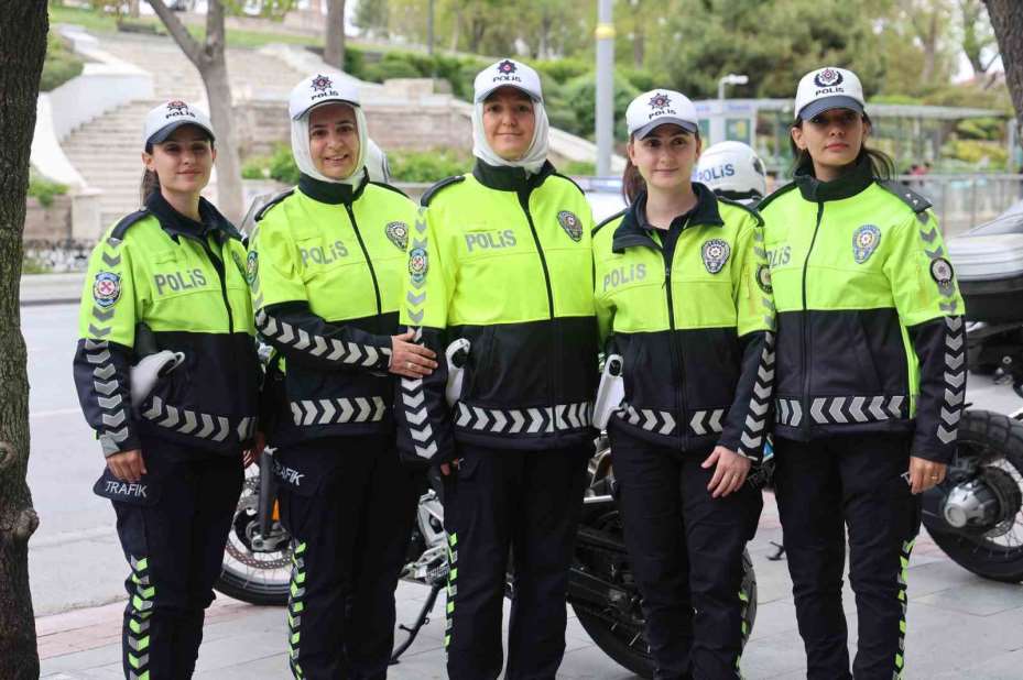 Polis anneler en özel günlerinde de aşkla görev başında