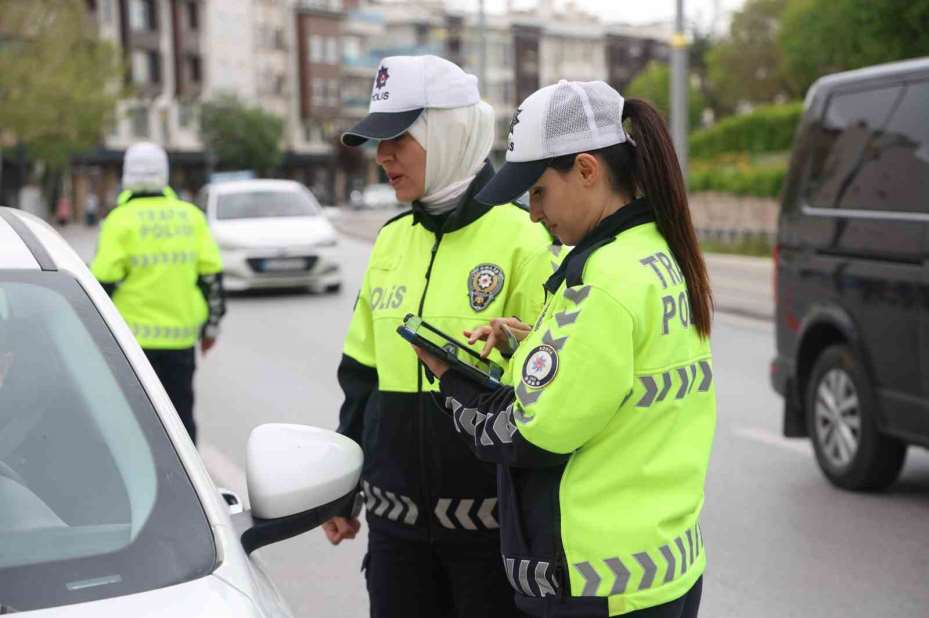 Polis anneler en özel günlerinde de aşkla görev başında
