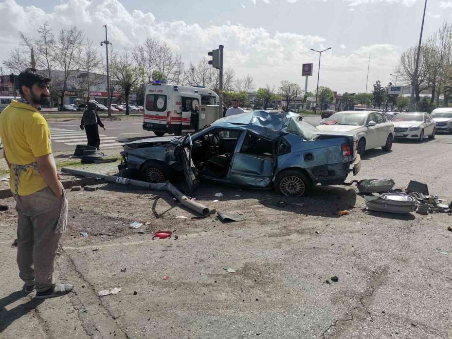Kamyonet ile otomobil çarpıştı