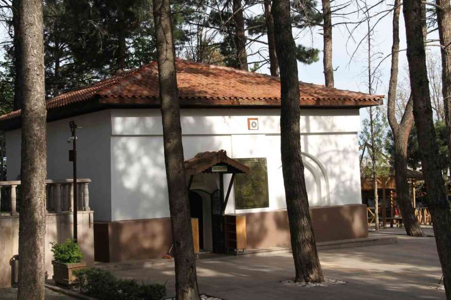Batı Karadeniz’in fatihi Emir Karatekin Bey’in kabri asırlardır ziyaretçilerini ağırlıyor