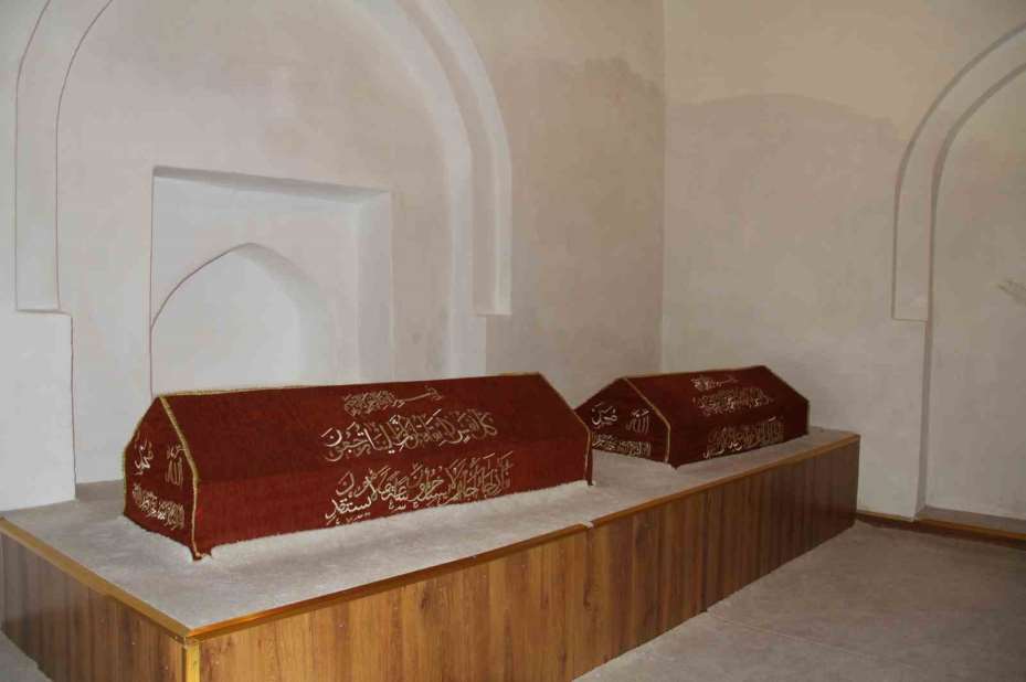 Batı Karadeniz’in fatihi Emir Karatekin Bey’in kabri asırlardır ziyaretçilerini ağırlıyor