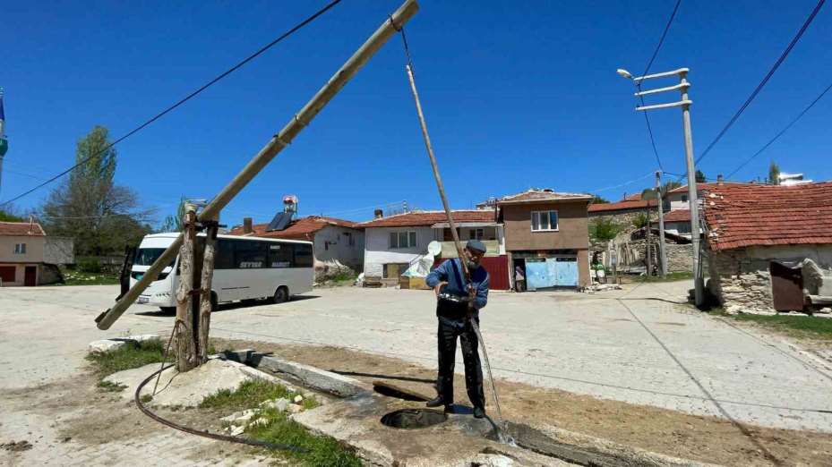 Köylü 100 yıldır su ihtiyacını bu kuyudan karşılıyor