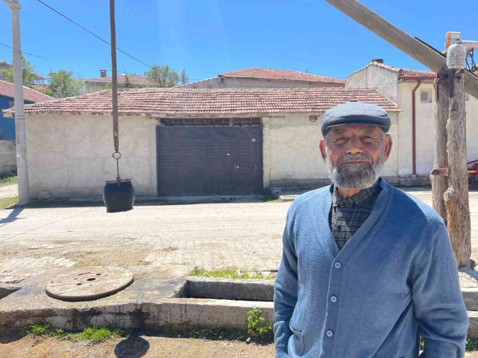 Köylü 100 yıldır su ihtiyacını bu kuyudan karşılıyor