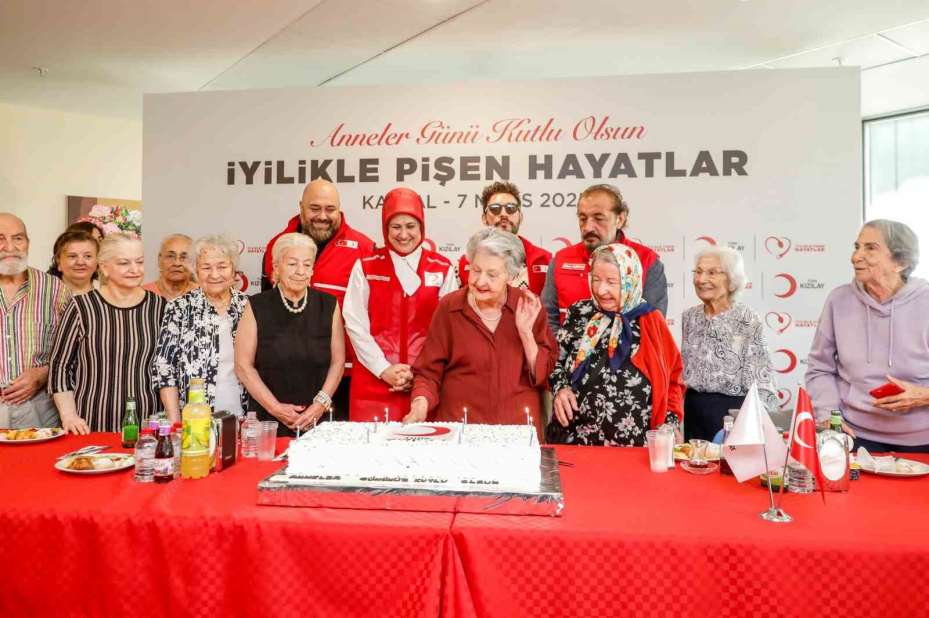Türk Kızılay’dan deprem bölgesinde ‘Anneler Günü’ kutlaması