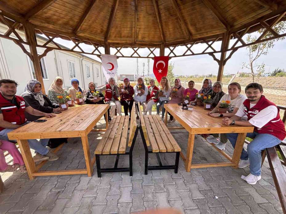 Türk Kızılay’dan deprem bölgesinde ‘Anneler Günü’ kutlaması