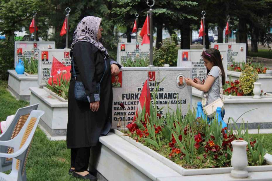 Şehitlikte buruk Anneler Günü