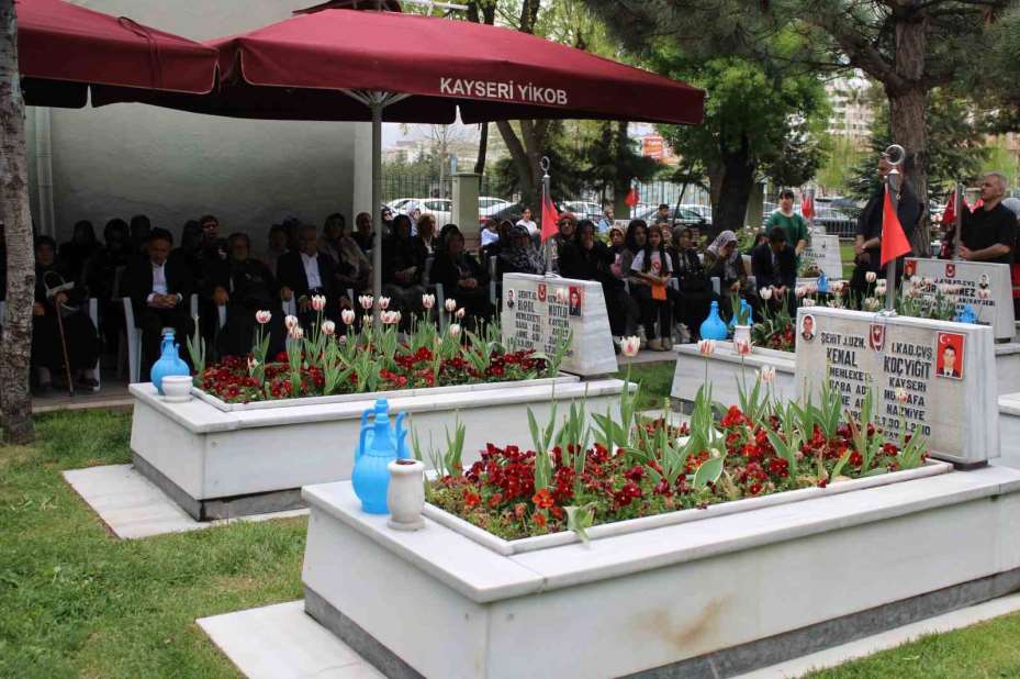 Şehitlikte buruk Anneler Günü