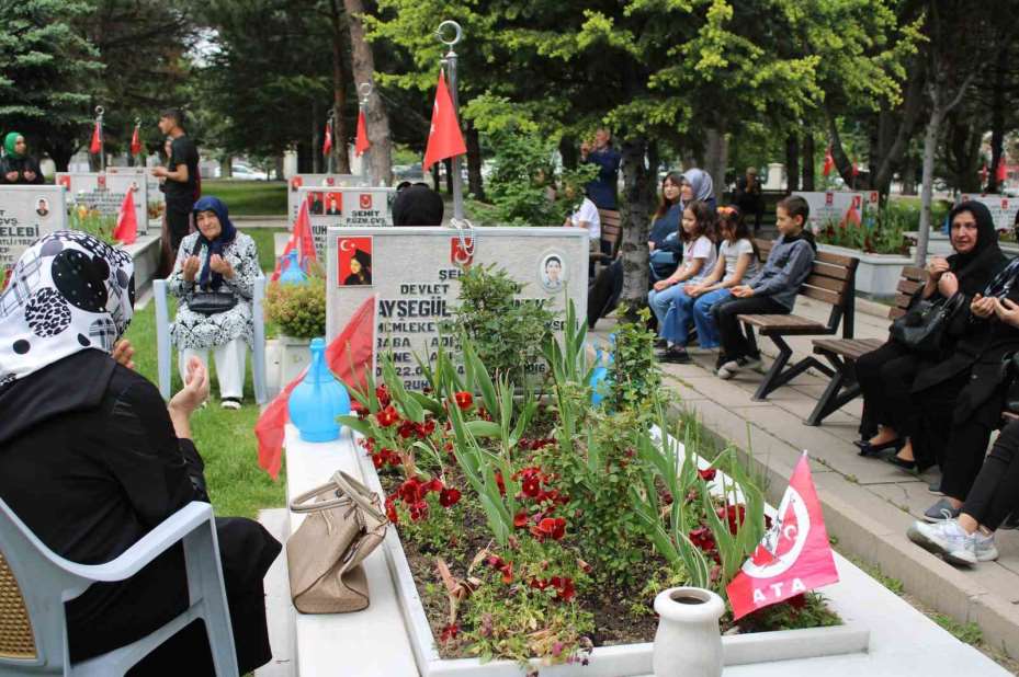 Şehitlikte buruk Anneler Günü