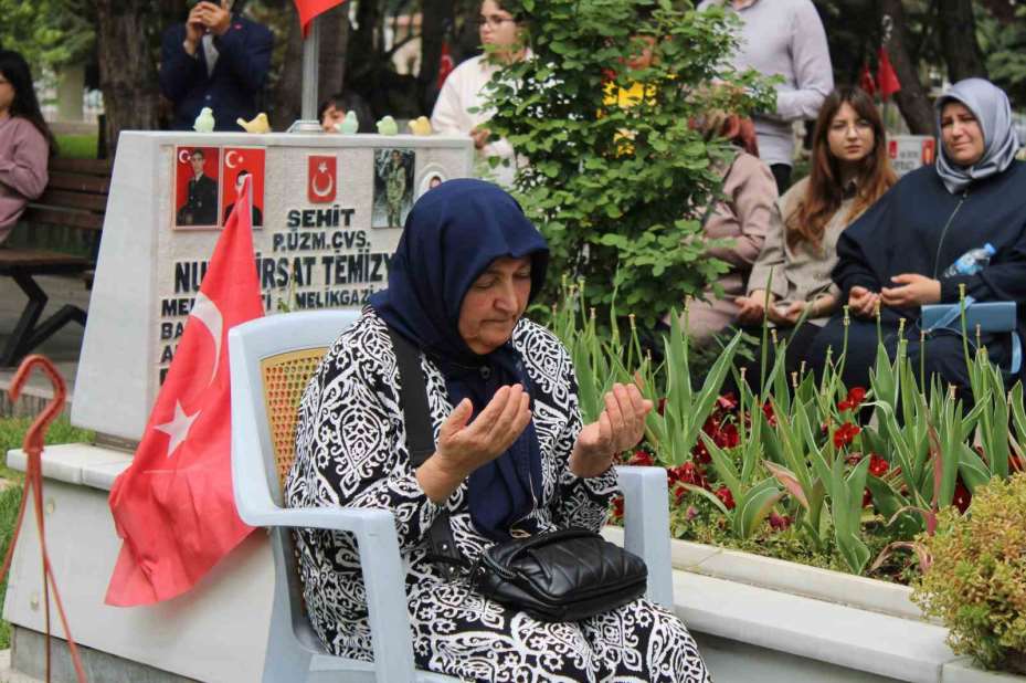 Şehitlikte buruk Anneler Günü