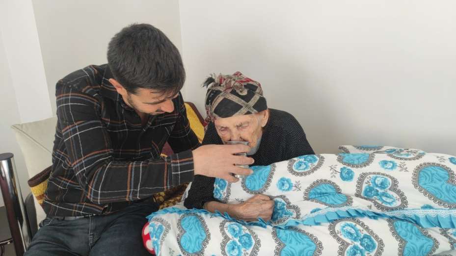 102 yaşındaki Kezik nineye çocukları gözü gibi bakıyor