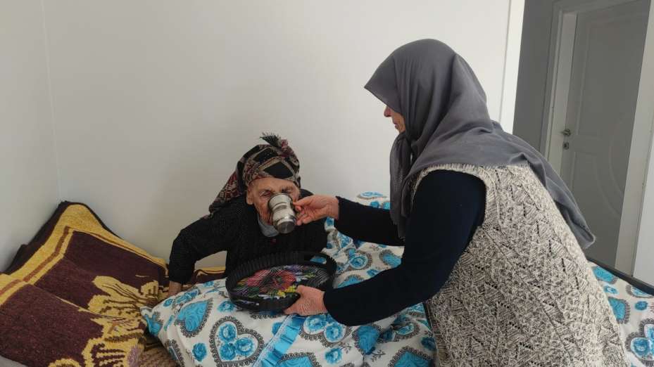 102 yaşındaki Kezik nineye çocukları gözü gibi bakıyor