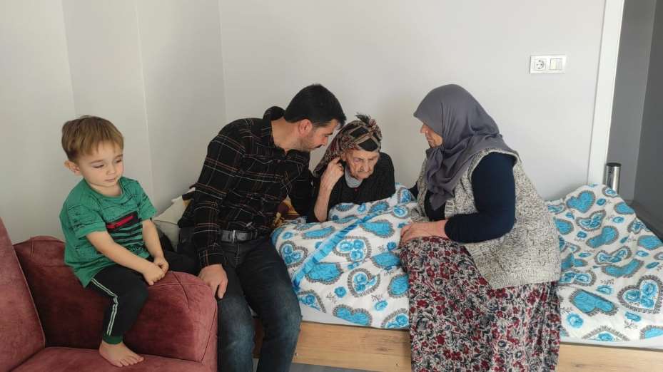 102 yaşındaki Kezik nineye çocukları gözü gibi bakıyor