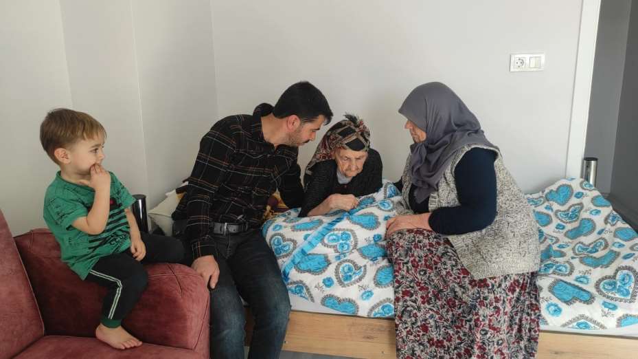 102 yaşındaki Kezik nineye çocukları gözü gibi bakıyor